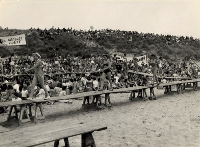 Deelneemsters tijdens de zondag 30 juli 1950 gehouden verkiezing to Miss Zandvoort. Aangekocht in 1977 van fotograaf C. de Boer. Identificatienummer 54-00435403, NL-HlmNHA 1478 25900 K 38