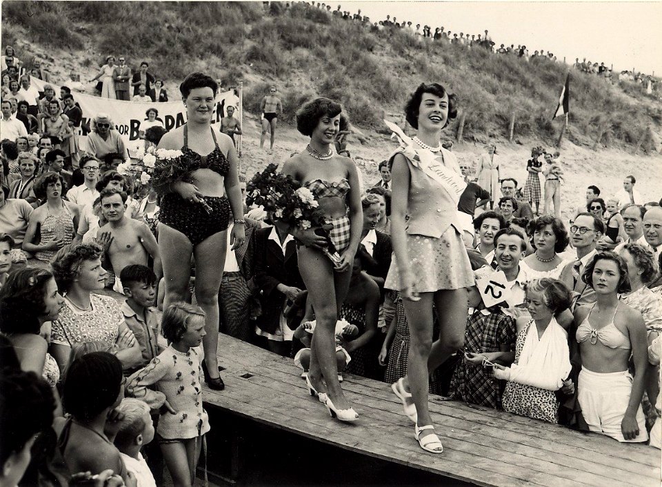 Deelneemsters tijdens de op zondag 30 juli 1950 gehouden verkiezing tot Miss Zandvoort. V.l.n.r. op de catwalk Thea Aalsvel, Mimi Kok en Tiny Cevat (winnares). Aangekocht in 1977 van fotogra, NL-HlmNHA 54010752