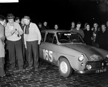 Deelnemers Rally Monte Carlo tijdcontrole in Schevening Luc van den Berg en L. d, Bestanddeelnr 913-4208