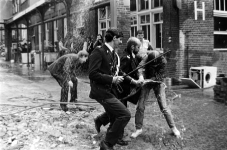 Deel voormalig Binnen Gasthuis (Amsterdam) gekraakt ( Kloof 82 ) politie herov, Bestanddeelnr 932-1773