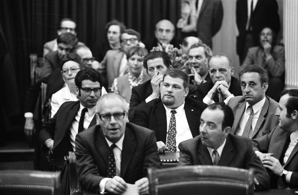 Deel van de PvdA-fractie. Zichtbaar zijn Vrolijk (l) en Roels (r), daarachter Ed, Bestanddeelnr 924-5388