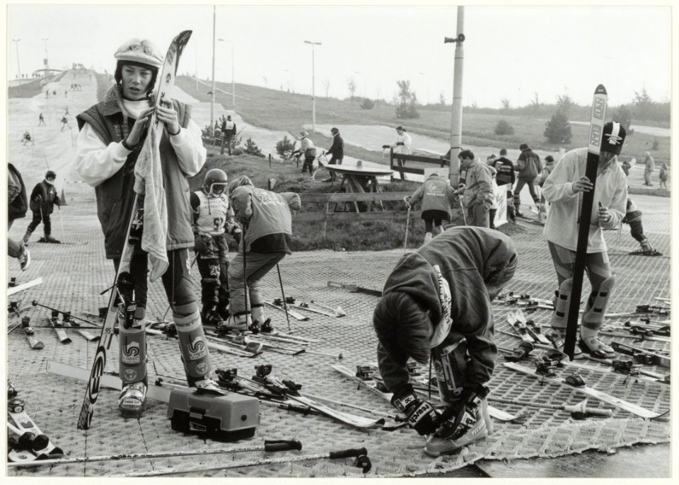 Deelnemers van de eerste Nationale Puntenwedstrijd op de kunstskibaan in het Recreatiegebied Spaarnwoude. NL-HlmNHA 54037102