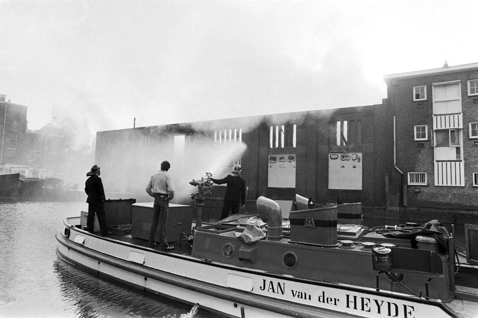 Deel magazijn van Proost-papier brandde uit in Amsterdam, blusboot moest ingezet, Bestanddeelnr 931-0609