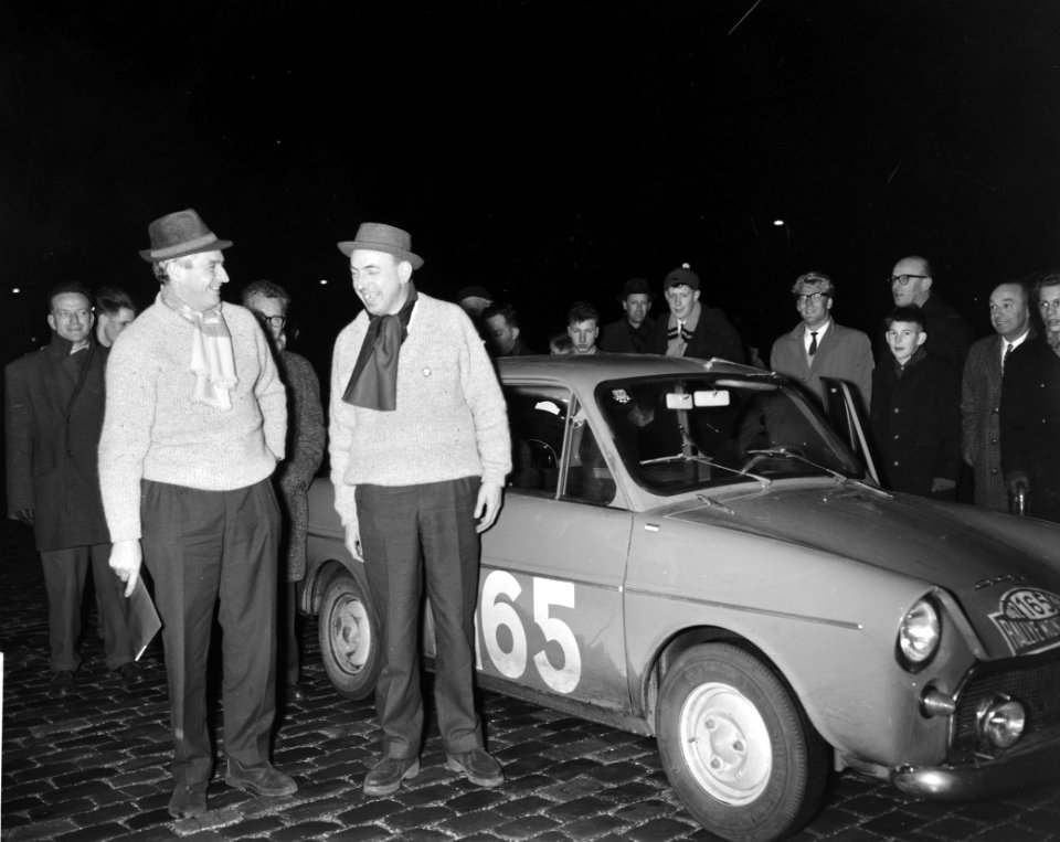 Deelnemers Rally Monte Carlo tijdcontrole in Schevening Luc van den Berg en L. d, Bestanddeelnr 913-4207