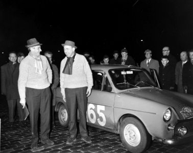 Deelnemers Rally Monte Carlo tijdcontrole in Schevening Luc van den Berg en L. d, Bestanddeelnr 913-4207