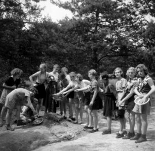 Deelneemsters bij een waterpomp, Bestanddeelnr 904-0972