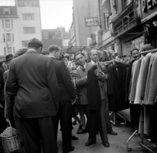 Deel van de markt waar kleding wordt verkocht, Bestanddeelnr 191-0957