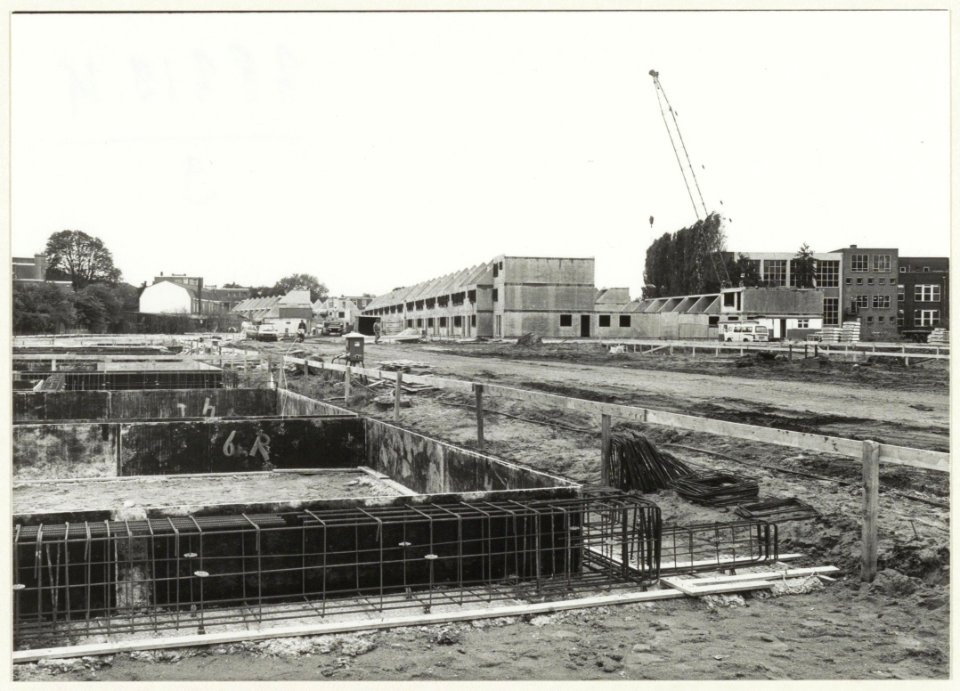 De wijk Tubergen in aanbouw, ziende vanaf de Kortelaan naar het Eerste Christelijk Lyceum ( uiterst rechts), NL-HlmNHA 54020774