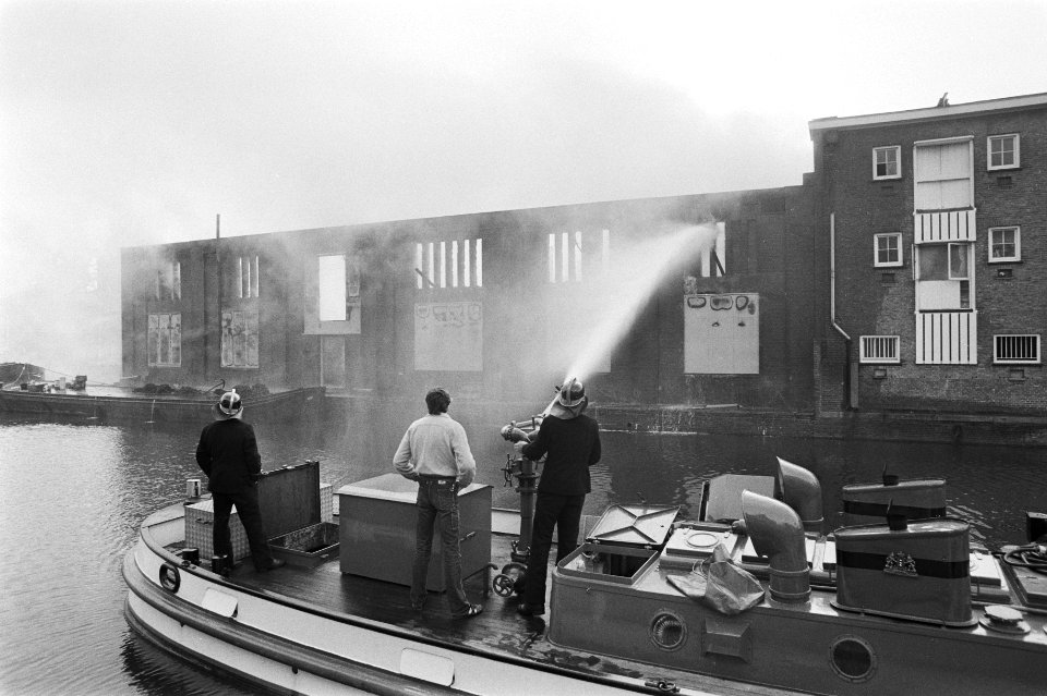 Deel magazijn van Proost-papier brandde uit in Amsterdam, blusboot moest ingezet, Bestanddeelnr 931-0608