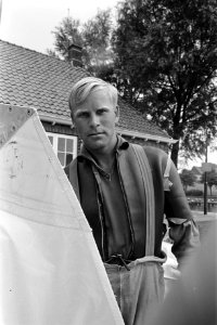 Deelnemer Boudewijn Binkhorst met zijn boot, Bestanddeelnr 921-6316