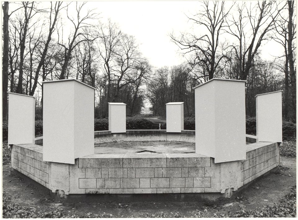 De personages uit de Camera Obscura zijn tegen de vrieskou opgeborgen in opstaande kisten - gepakt in stro -. NL-HlmNHA 54021226