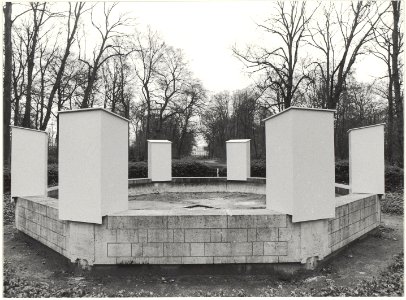 De personages uit de Camera Obscura zijn tegen de vrieskou opgeborgen in opstaande kisten - gepakt in stro -. NL-HlmNHA 54021226