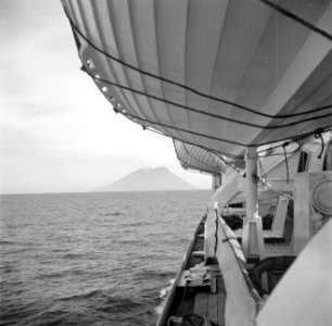 Deel van eens scheepsdek met reddingsboten met aan de horizon een vulkaan, mogel, Bestanddeelnr 255-0014