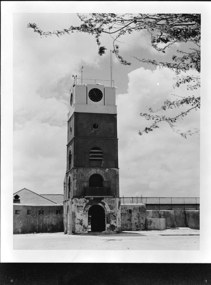 De Willem III-toren, tevens vuurtoren, bij Fort Zoutman in Oranjestad. het fort , Bestanddeelnr 935-1238