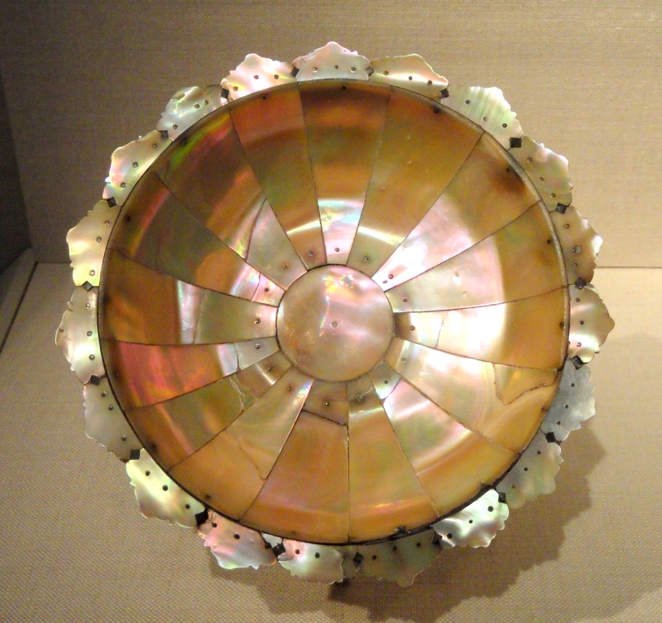 Decorative shell bowl, 17th century, Gujarat, India, mother-of-pearl and brass - Freer Gallery of Art - DSC05230