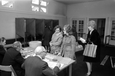 Deelgemeenteraadsverkiezingen in Rotterdam, jonge kiezers stemmen in wijk Charlo, Bestanddeelnr 926-0257