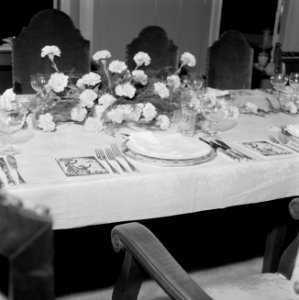 De plaats aan tafel voor de koningin bij het galadiner in het Gouvernementspalei, Bestanddeelnr 252-3619