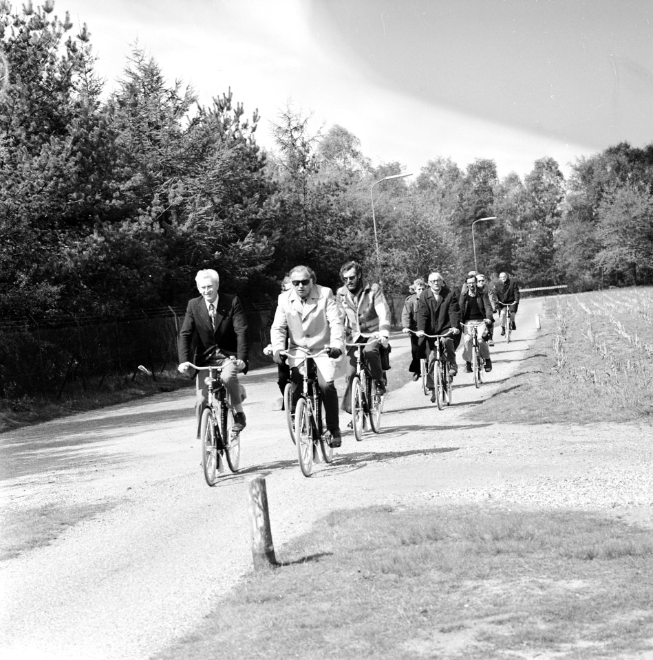 De Pers op NS-fietsen bij Ede, fietsers in het bos, Bestanddeelnr 927-1522