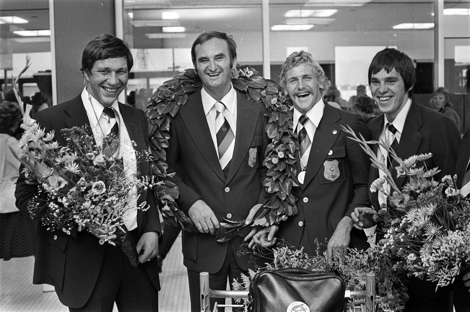 Deel waterpoloploeg terug uit Montreal, v.l.n.r. Buunk, trainer Trumbic, Smits , Bestanddeelnr 928-7130