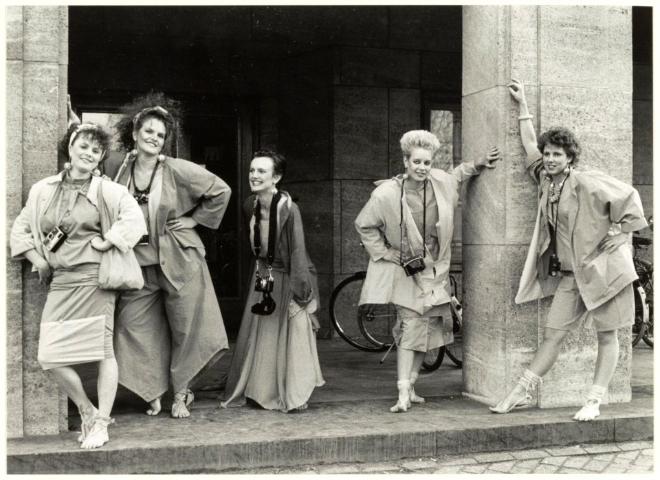 Deelneemsters aan de modeshow voor het Coornhert Lyceum., NL-HlmNHA 54025995