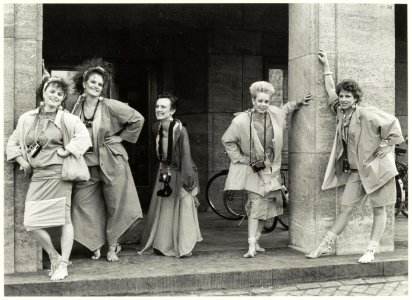 Deelneemsters aan de modeshow voor het Coornhert Lyceum., NL-HlmNHA 54025995