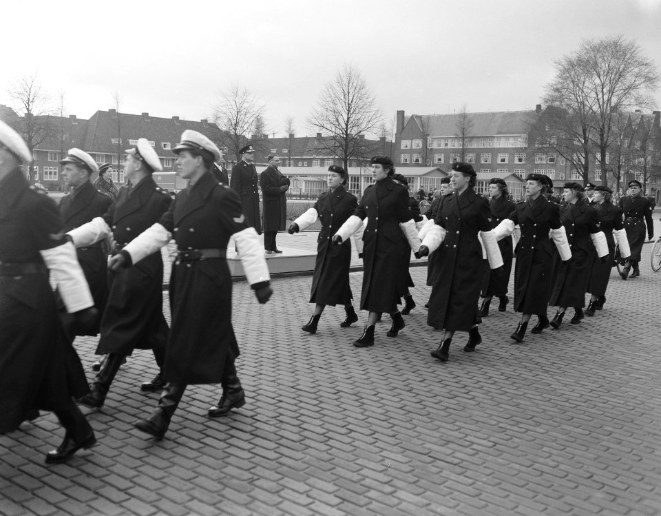 Defile voor burgemeester Van Hall door politie, Bestanddeelnr 908-3300