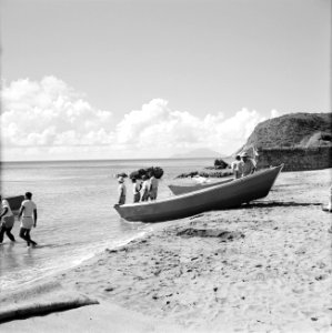 De pers wordt met roeiboten vanaf H.M. kruiser De Ruyter in Saba aan land gebrac, Bestanddeelnr 252-3967