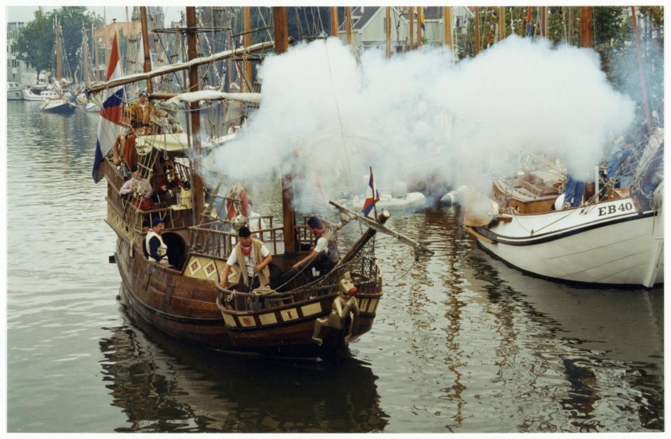 De overmacht van de Spanjaarden is nog te groot als de Geuzen op zaterdagochtend 2 september de aanval inzetten. boven het Spaarne knalt en rookt het. Uren later slagen de Geuzen er pas in h, NL-HlmNHA 54036163