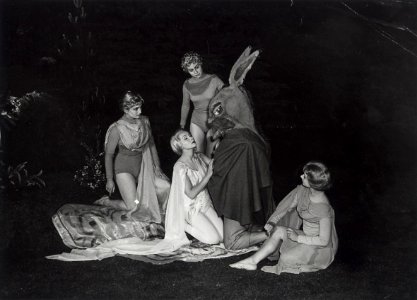 De Oxford Playhouse Company heeft de premiere gegeven van a Midsummer Night's Dream, de foto is een scene met Bottom. Aangekocht in 1976 van fotograaf c. de Boer. Identificatienummer 54-010282
