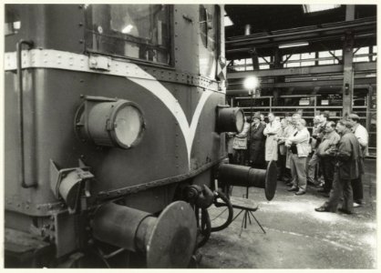 De overdracht van een vooroorlogs electrisch motorrijtuig aan de Hobbyclub van de NS in de Hoofdwerkplaats. NL-HlmNHA 54032268