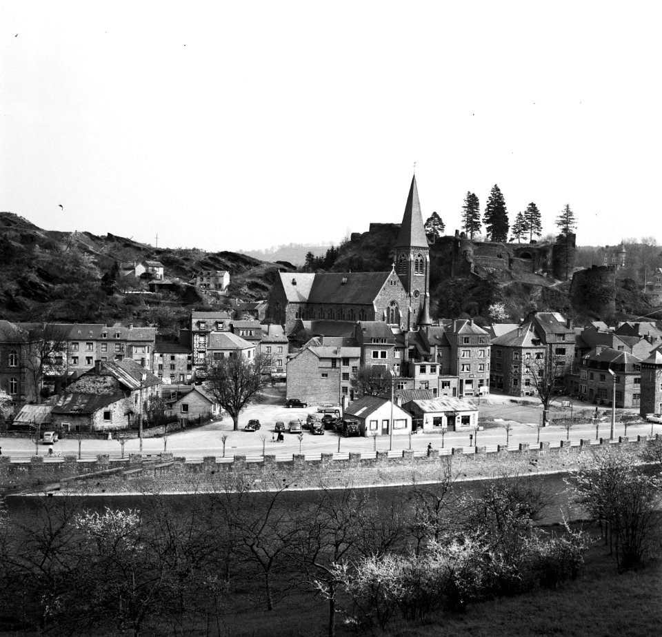 De Ourthe en de stad La Roche-en-Ardenne met de kasteel-ruïnes, Bestanddeelnr 254-3369