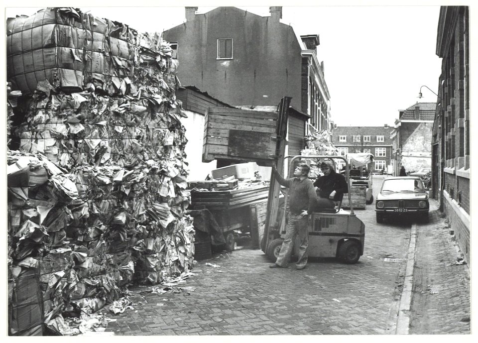 De oudpapierhandel van de gebr. Barends in conflict met de gemeente Haarlem inzake de papieroverlast. NL-HlmNHA 54005101
