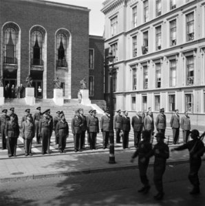 Defile voor nieuwe Minister van Oorlog Fiévez, Bestanddeelnr 901-8415