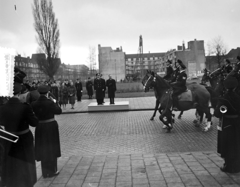 Defile voor burgemeester Van Hall door politie, Bestanddeelnr 908-3303