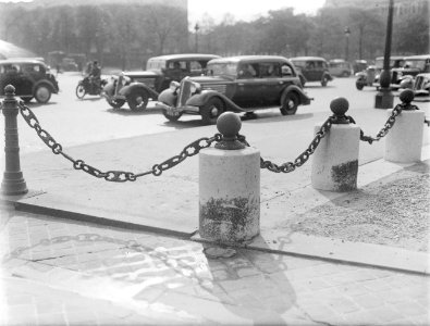 De Place de l'Etoile met stenen palen met kettingen, auto's, Bestanddeelnr 190-0755