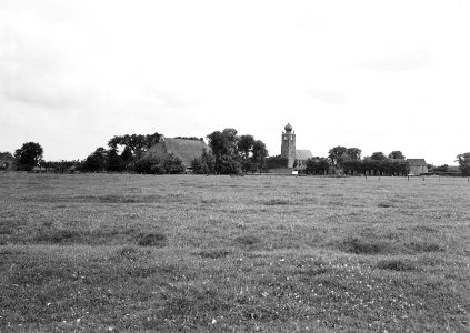 Deinum Dorpsgezicht vanuit het zuidwesten met de Ned Herv kerk in het midden, Bestanddeelnr 160-1325