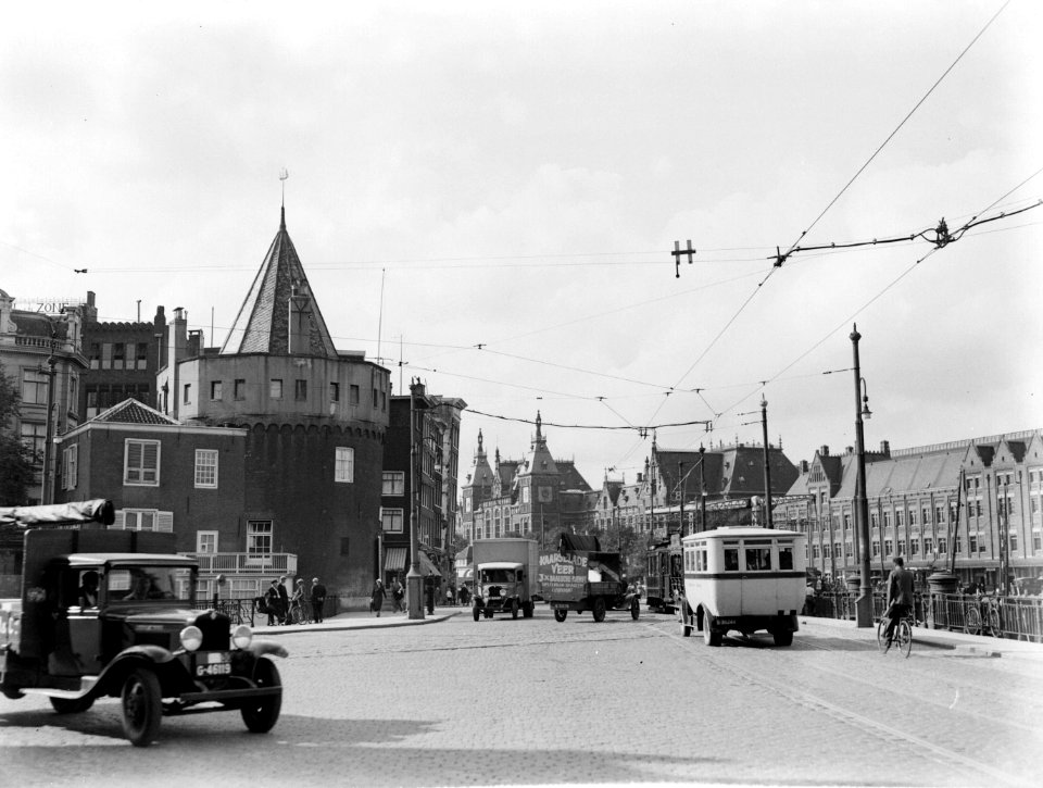 De Scheierstoren in Amsterdam met rechts het Centraal Station, Bestanddeelnr 189-0699