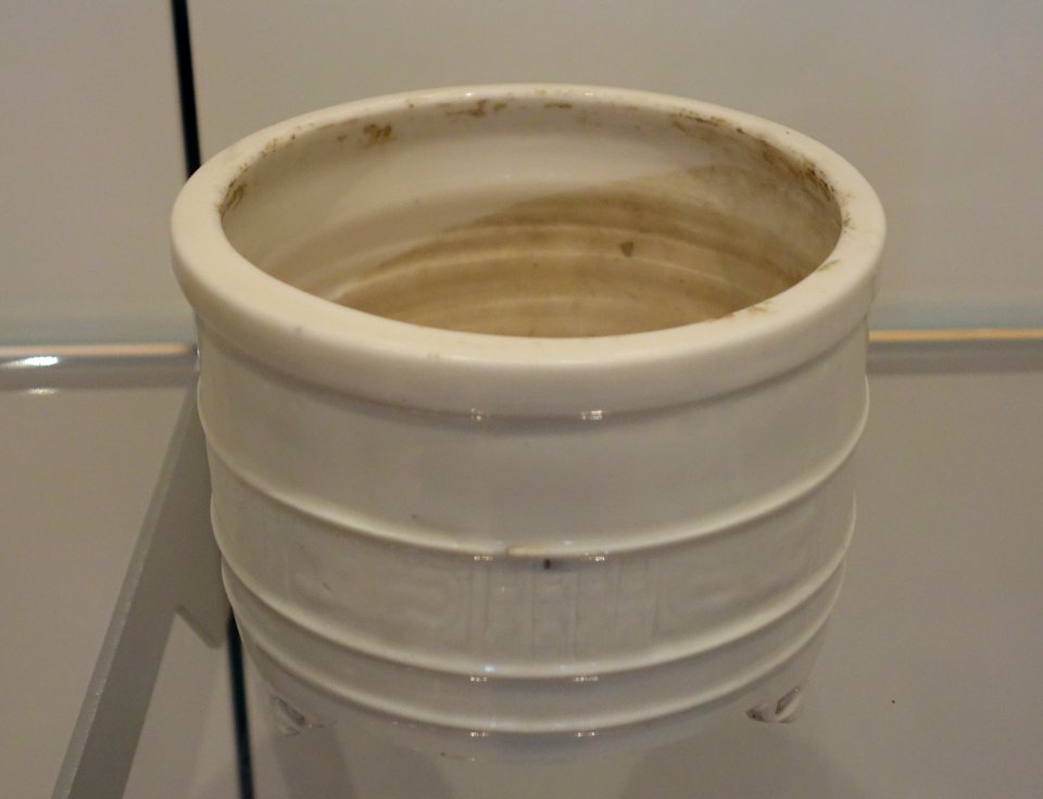Dehua incense burner, China, Ming-Qing dynasty, c. 1635-1665, glazed porcelain - Royal Ontario Museum - DSC03832