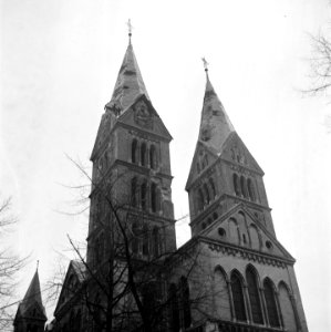 De romaanse Munsterkerk in Roermond werd bij de oorlogshandelingen slechts licht, Bestanddeelnr 900-2240