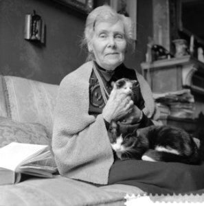 De romanschrijfster Ina Boudier Bakker 85 jaar gefotografeerd in haar woning te , Bestanddeelnr 911-1665