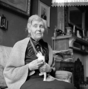 De romanschrijfster Ina Boudier Bakker 85 jaar gefotografeerd in haar woning te , Bestanddeelnr 911-1663