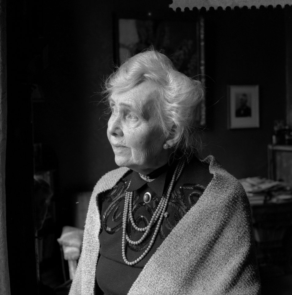 De romanschrijfster Ina Boudier Bakker 85 jaar gefotografeerd in haar woning te , Bestanddeelnr 911-1664