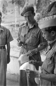 De plaatselijke commandant, kapitein J. Leenheers van het regiment Stoottroepen , Bestanddeelnr 494-1-4