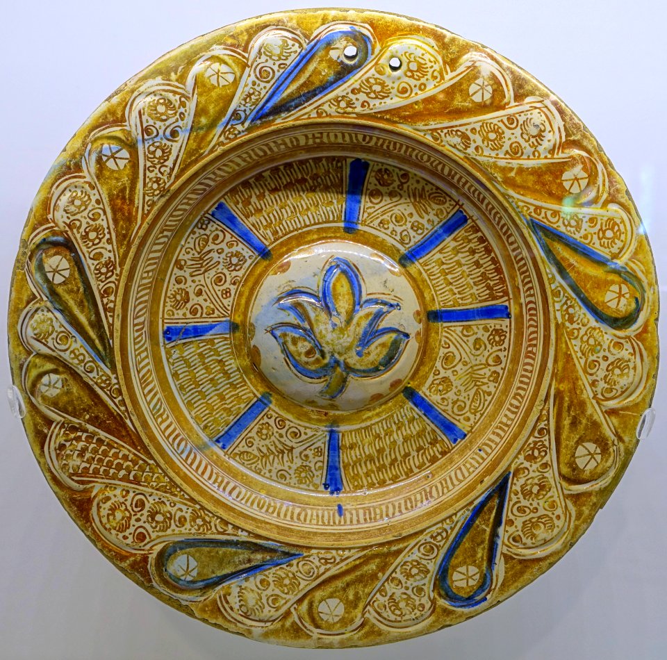 Deep dish, Manises, Valencia, Spain, c. 1500, tin-glazed earthenware - Montreal Museum of Fine Arts - Montreal, Canada - DSC09268