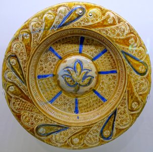 Deep dish, Manises, Valencia, Spain, c. 1500, tin-glazed earthenware - Montreal Museum of Fine Arts - Montreal, Canada - DSC09268