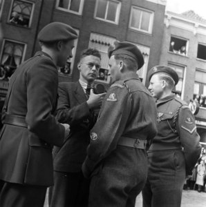 Decoratie Hollandse soldaten met Franse onderscheiding, Bestanddeelnr 901-6339