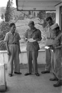 De plaatselijke commandant, kapitein J. Leenheers van het regiment Stoottroepen , Bestanddeelnr 494-1-3