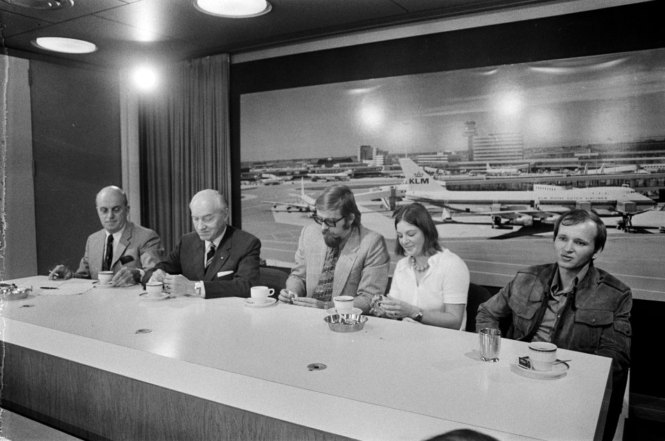 Deel van bemanning bij Chili gestrande tanker Metula komt aan op Schiphol, Bestanddeelnr 927-3918