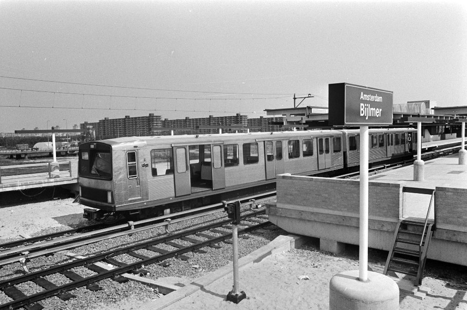Deel nieuw metrospoor ingereden (Amsterdam), de metro op station Bijlmer, Bestanddeelnr 928-6685