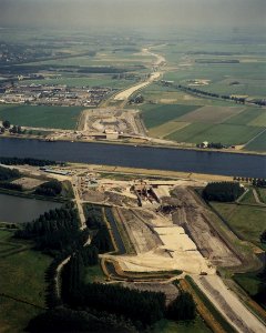 De Wijkertunnel in aanbouw. Aangekocht van United Photos de Boer bv. - Negatiefnummer 4695 A.L. 22. - Gepubliceerd in het Haarlems Dagblad van 07.07.1994. Identificatienummer 54-035207